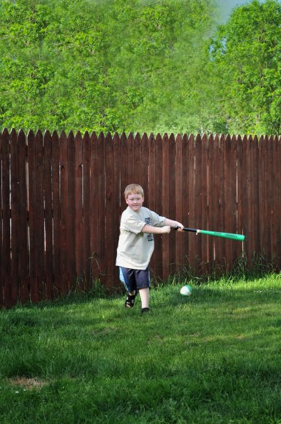 小男孩学打棒球图片下载