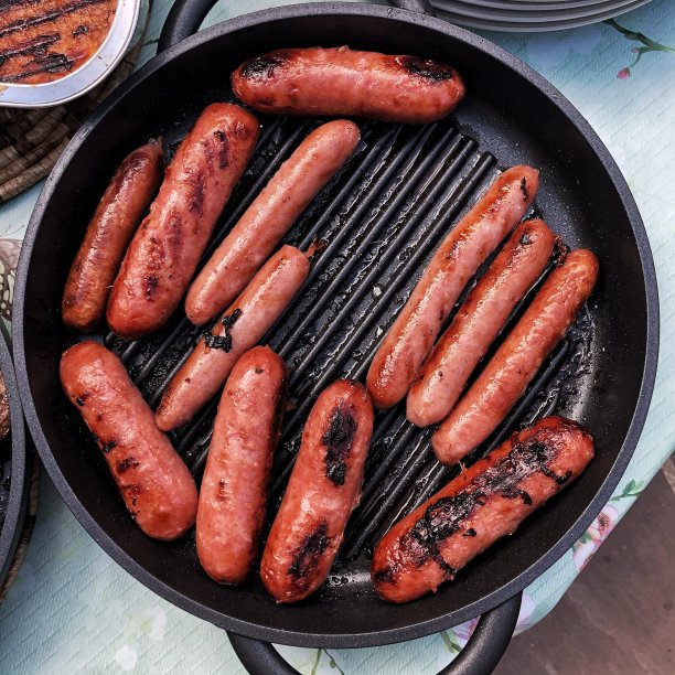 盛满各种香肠的煎锅图片下载