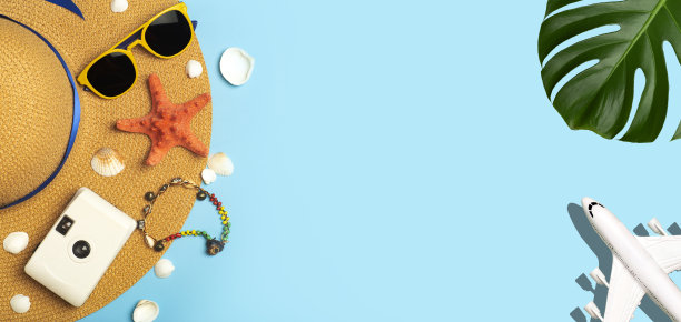 夏天旅游的背景。太阳镜，帽子，棕榈热带树叶，贝壳，飞机和海滩配件在一个彩色的蓝色背景。旅游度假、休闲度假、避暑理念。图片下载
