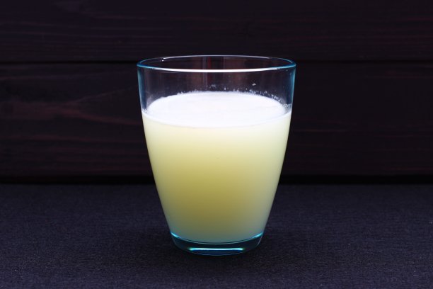 深色背景上的乳清蛋白牛奶图片下载