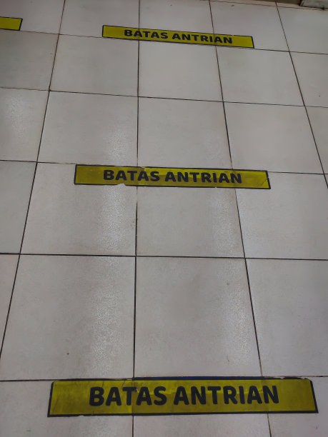 地板上贴着限制排队的贴纸图片下载