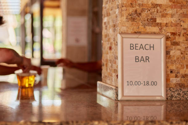海滩酒吧时间表。背景是一个男人点了一杯啤酒图片下载