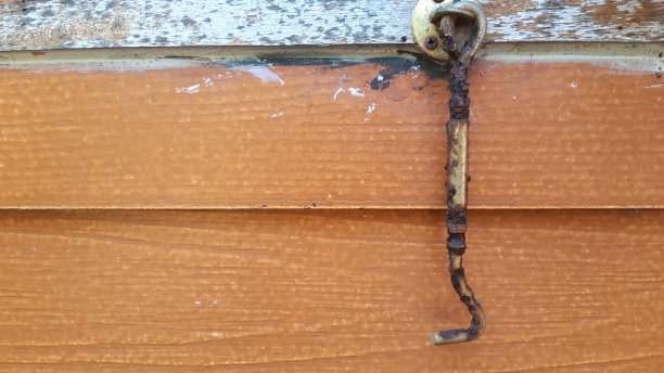 生锈的旧铁窗钩。图片下载