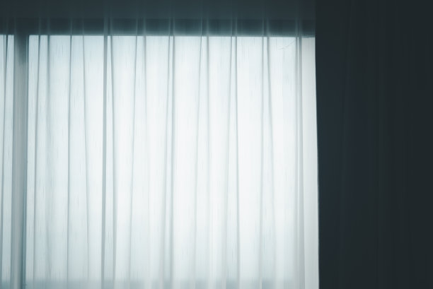 白色透过窗帘在家里看。半透明白色面料窗帘图片下载