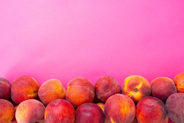 桃红背景下的成熟桃子，特写图片下载
