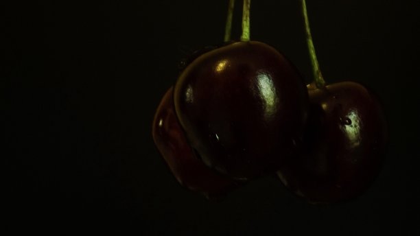 浆果，成熟的樱桃在黑色背景下，夜晚，特写。图片下载