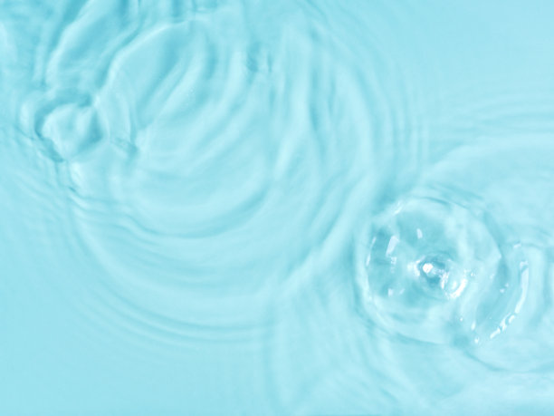 蓝色的水面颜色背景与涟漪，圆圈和水滴图片下载