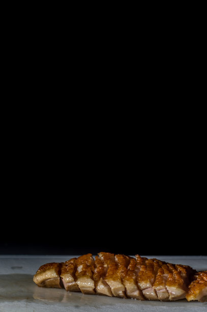 将鸭肉切成薄片放在白板上，黑色背景和空白图片下载