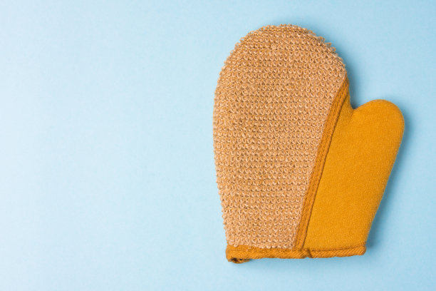 厨房手套隔离在木制背景上。图片下载