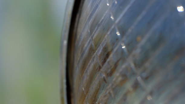 详细的汽车微距摄影。近距离玻璃灯与模糊的散焦背景图片下载