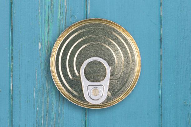 深色木桌上放着罐头食品图片下载