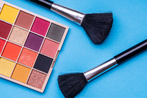 一套方形的眼影。在化妆刷旁边。图片下载
