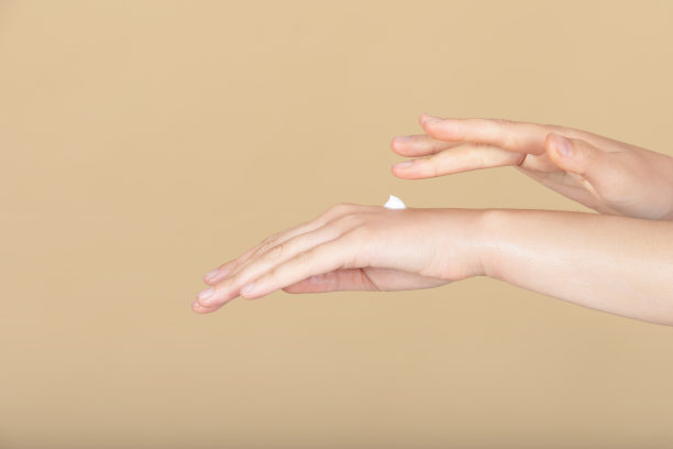 女性手和润肤露图片下载