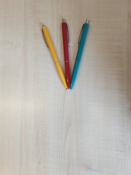 黄色、红色和蓝绿色的圆珠笔图片下载