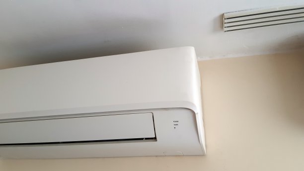 白色墙壁上的分离式空调图片下载