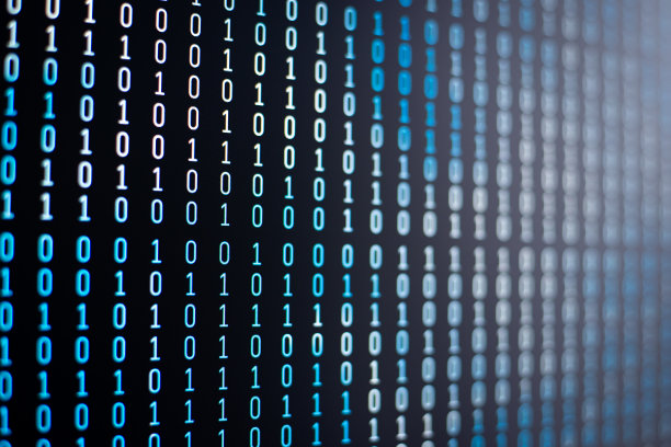 计算机屏幕上不同颜色的二进制代码图片下载