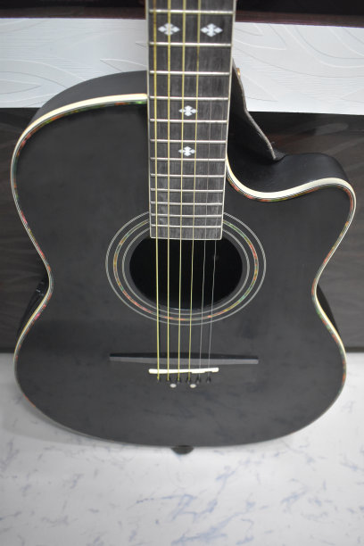 原声美丽的黑色吉他与木制背景- 6弦图片下载