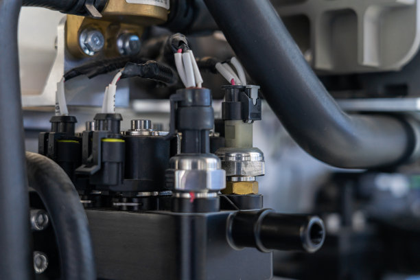 电动汽车发动机和电池组特写图片下载