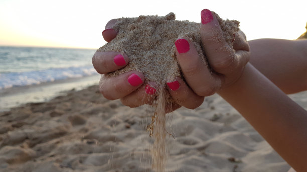 概念:让沙子从沙滩上从手指间流走图片下载