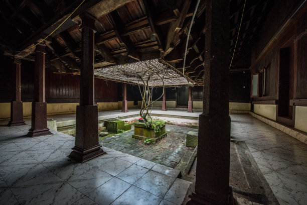 Nadumuttam或喀拉拉邦典型的塔拉瓦杜房屋的中央庭院图片下载