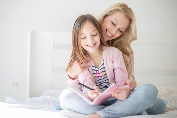 母亲和女儿图片下载