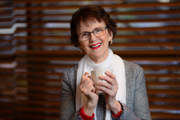 微笑着拿着咖啡杯的老女人图片下载