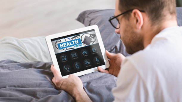 躺在床上用平板电脑的男人图片下载