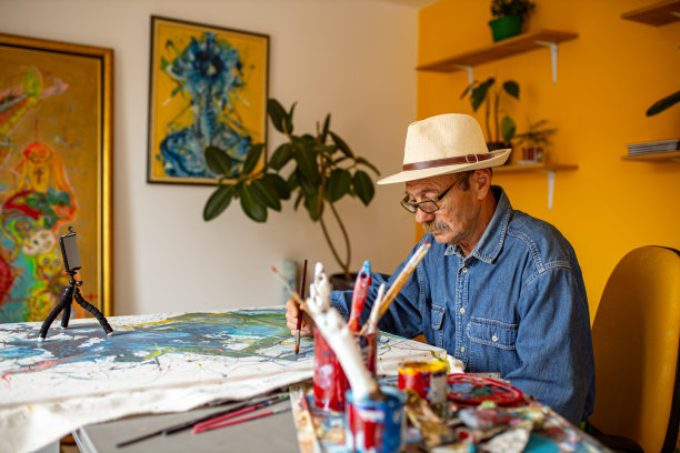 要成为一名艺术家，你需要升级你的作品，并投入多年成为专业人士图片下载