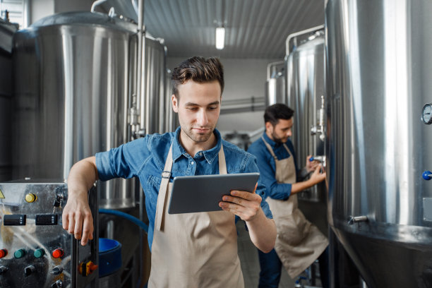 智能工厂，现代啤酒厂管理和工艺饮料生产图片下载