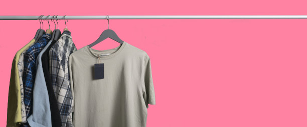 新衣服挂在衣架上有一个价格标签标签模板样板图片下载