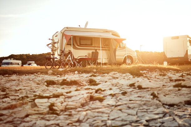 野营车在户外露营。图片下载