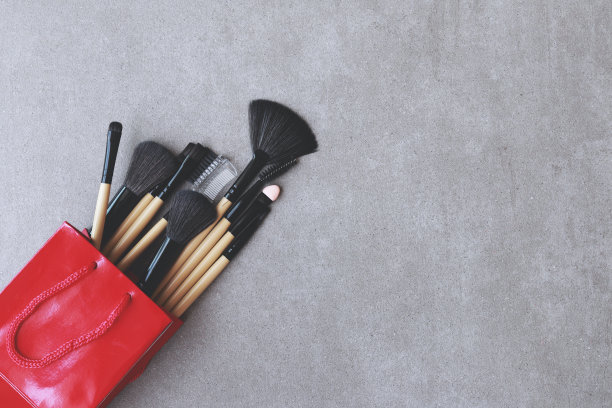 化妆刷在购物袋大理石背景图片下载