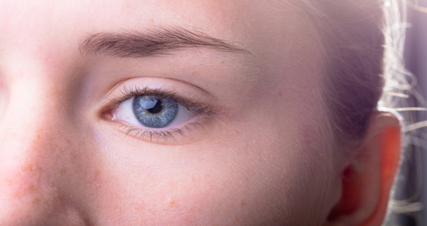 特写的蓝色眼睛的白人女商人在灰色的背景图片下载