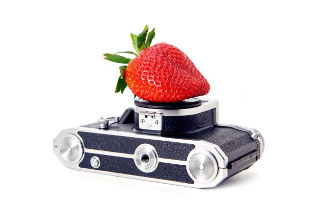 草莓用摄影机。完美的照片的概念。图片下载