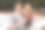 一对快乐可爱的年轻夫妇坐在椅子上图片下载