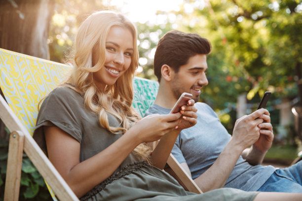 侧面的幸福可爱的年轻夫妇坐在一起图片下载