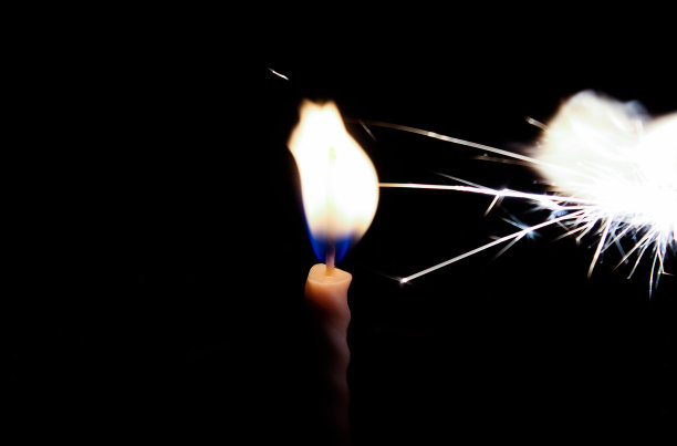 蜡烛旁边有火星图片下载