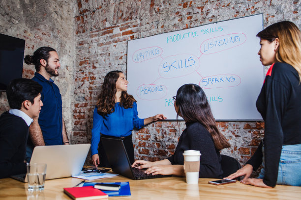 一群年轻的西班牙商人在墨西哥办公室使用白板进行一个项目图片下载