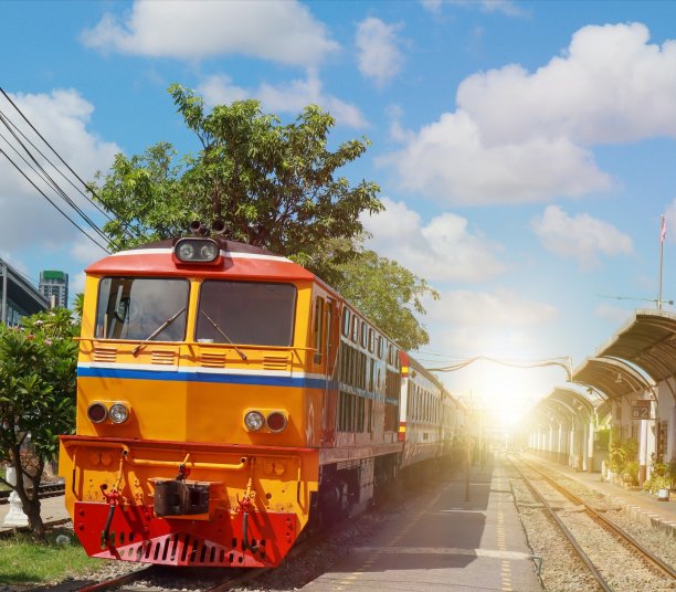 火车在早晨的火车站。图片下载