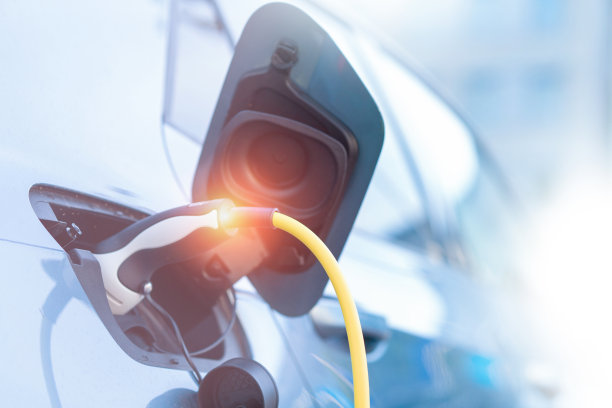 电动汽车在电站充电图片下载