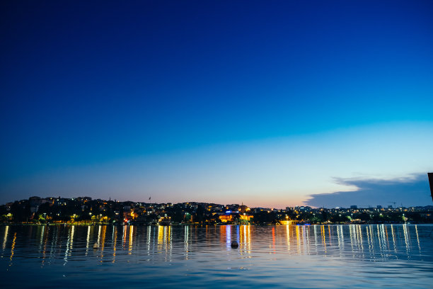 夜晚可爱的伊斯坦布尔城市，蓝色的海岬和清澈的白色天空图片下载