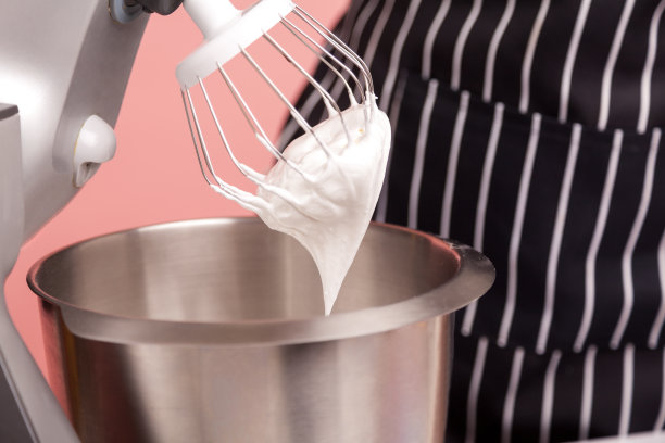 裁剪图像的碗搅拌机与搅拌器，花冠准备奶油蛋糕，自制糕点，准备蛋糕或饼干，美味的甜点。图片下载