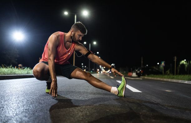 准备在夜里穿过城市的人。图片下载