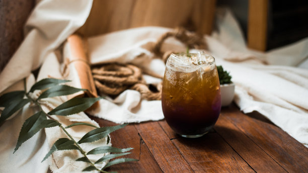 桌上有一杯咖啡图片下载