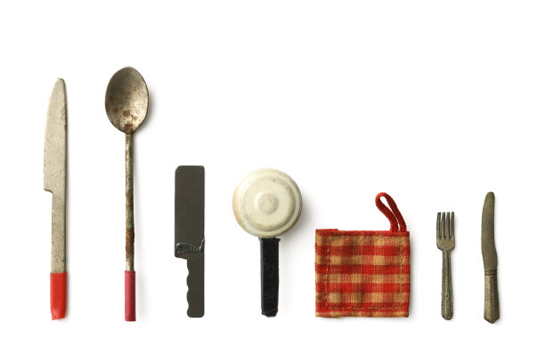 孤立的镜头旧的微型玩具炊具和厨房用具在白色的背景图片下载