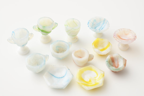 在白色背景上设置的微型玩具容器的孤立镜头图片下载