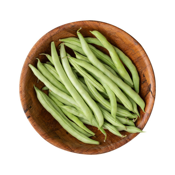 一群绿豆荚在一个木碗孤立在白色的背景图片下载