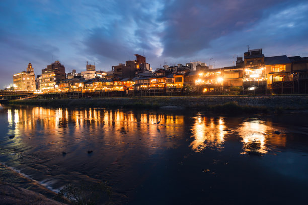 蓬托乔传统地区观餐厅河边黄昏时间。图片下载