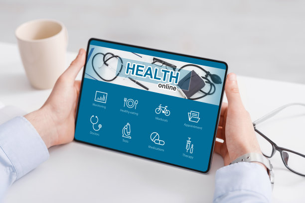 一个不知名的商人在办公室里检查健康应用程序图片下载