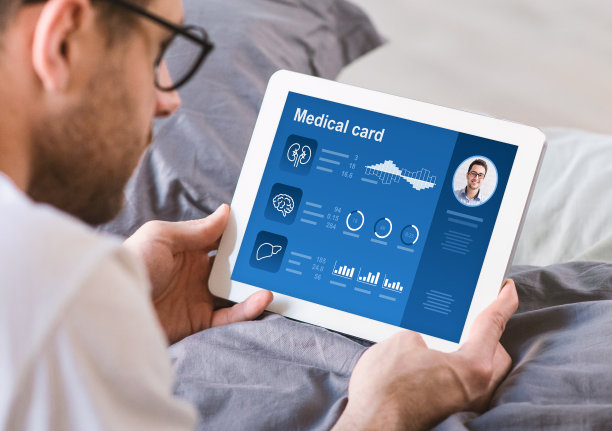 年轻人在用电子平板电脑，看医药卡图片下载